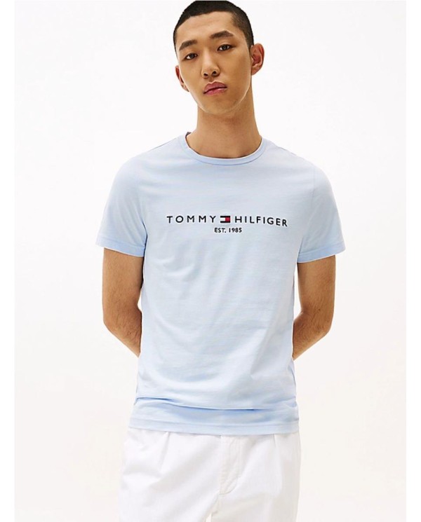 Camiseta slim con logo bordado AZUL CLARO